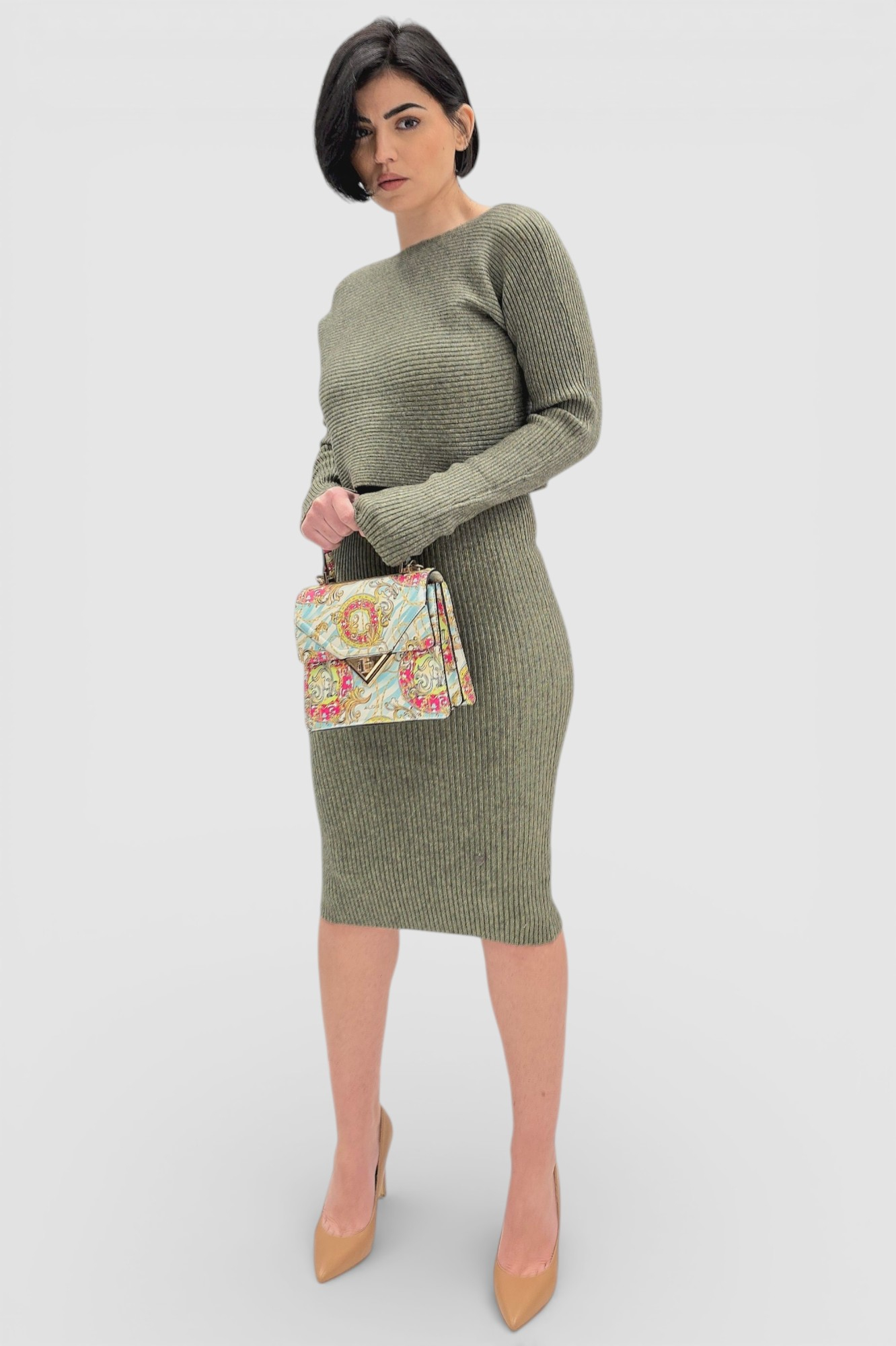 Komplet rebraste viskozne haljine i džempera u kaki boji Catrina