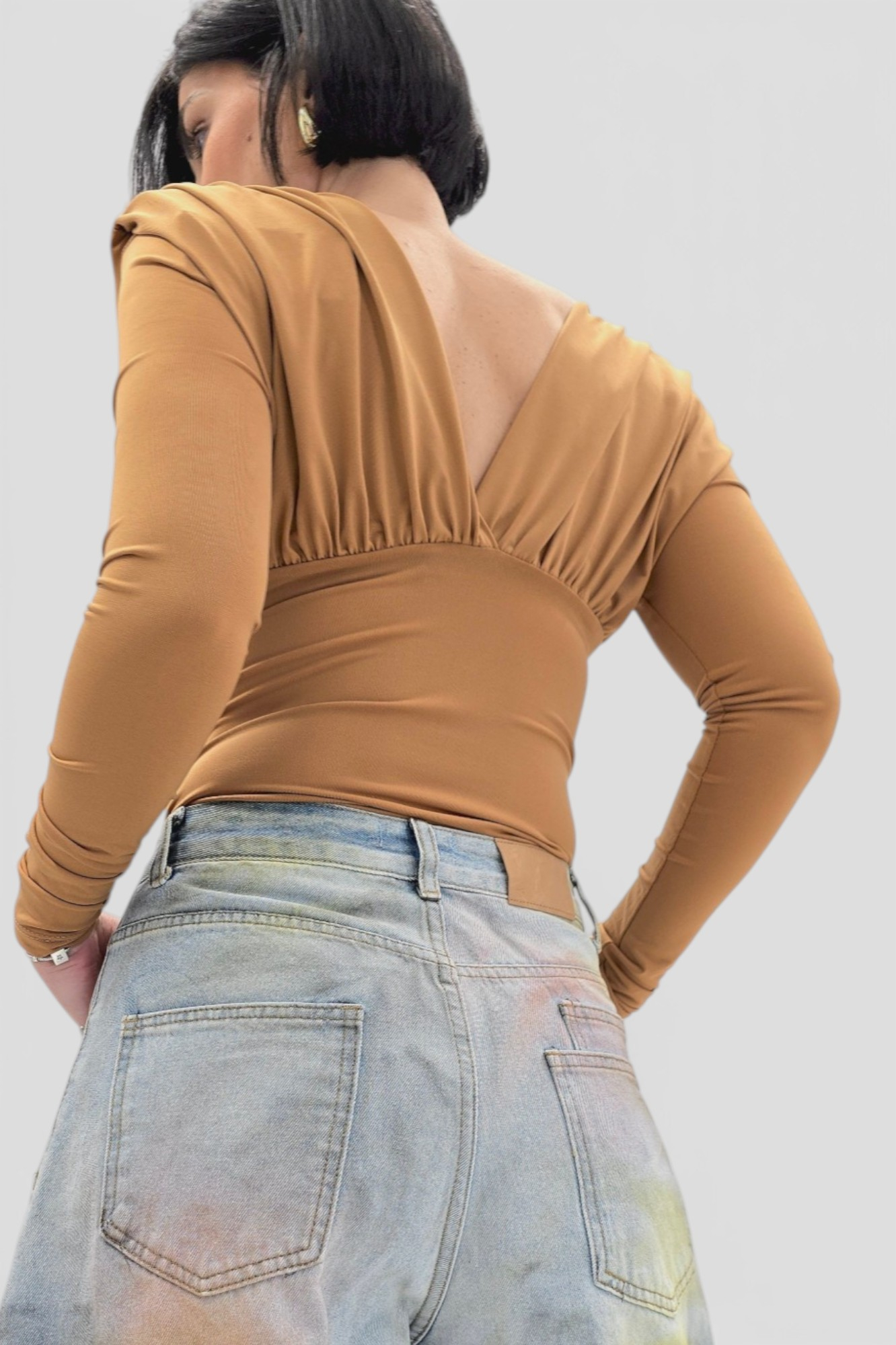 Majica Etta u camel boji s naborima i  jastučićima na ramenima