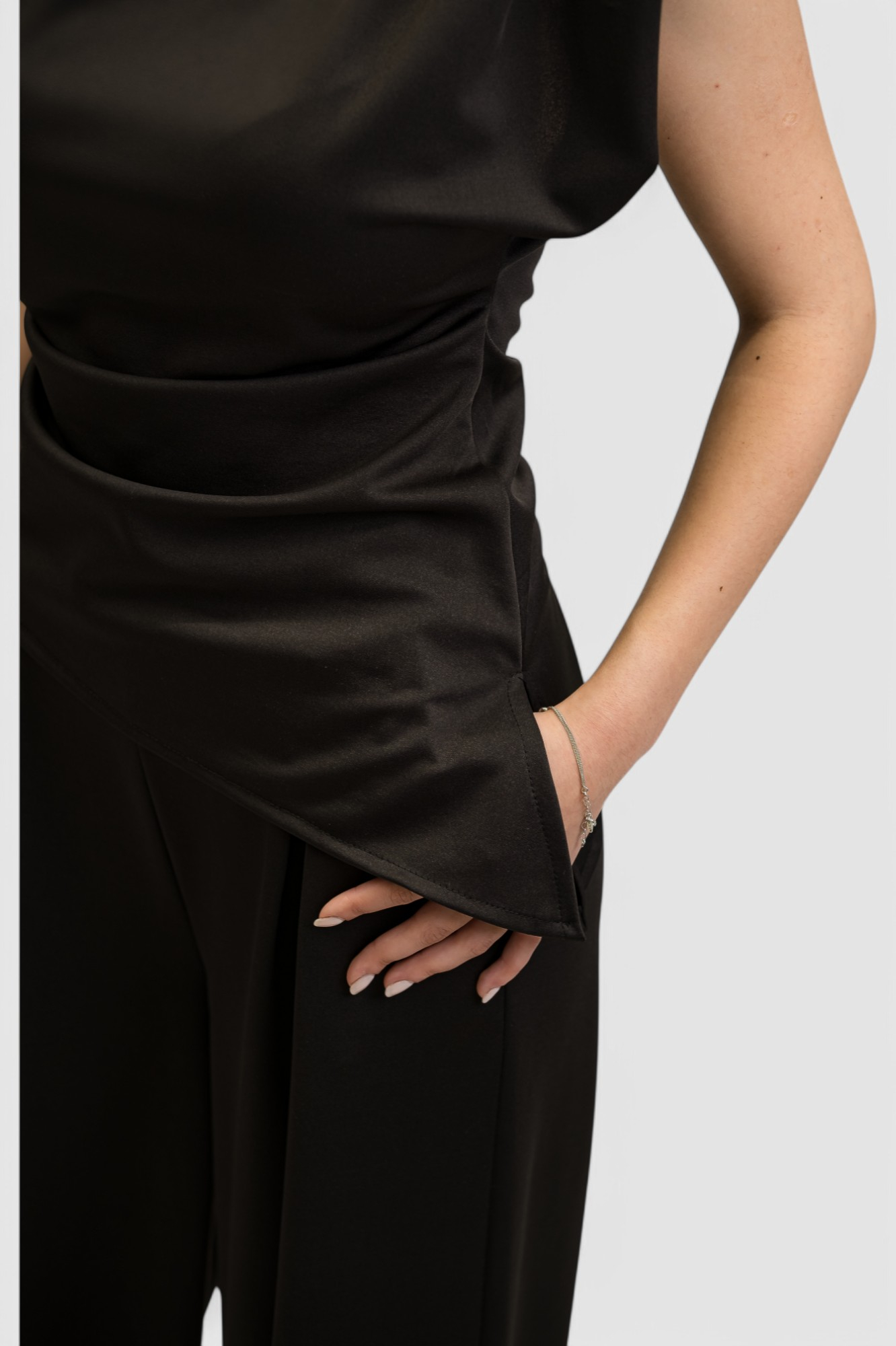 Ženski crni komplet s asimetričnim topom Francine