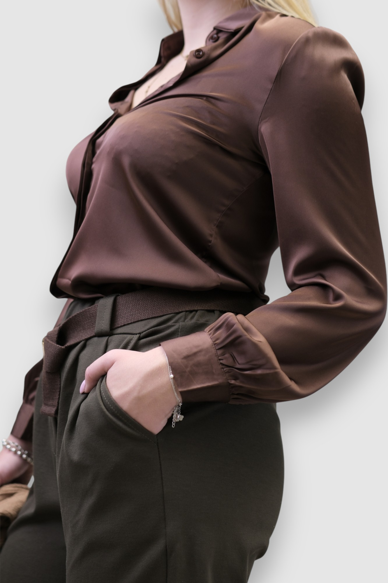 Nježna satenska košulja Fianna u tamno smeđoj boji