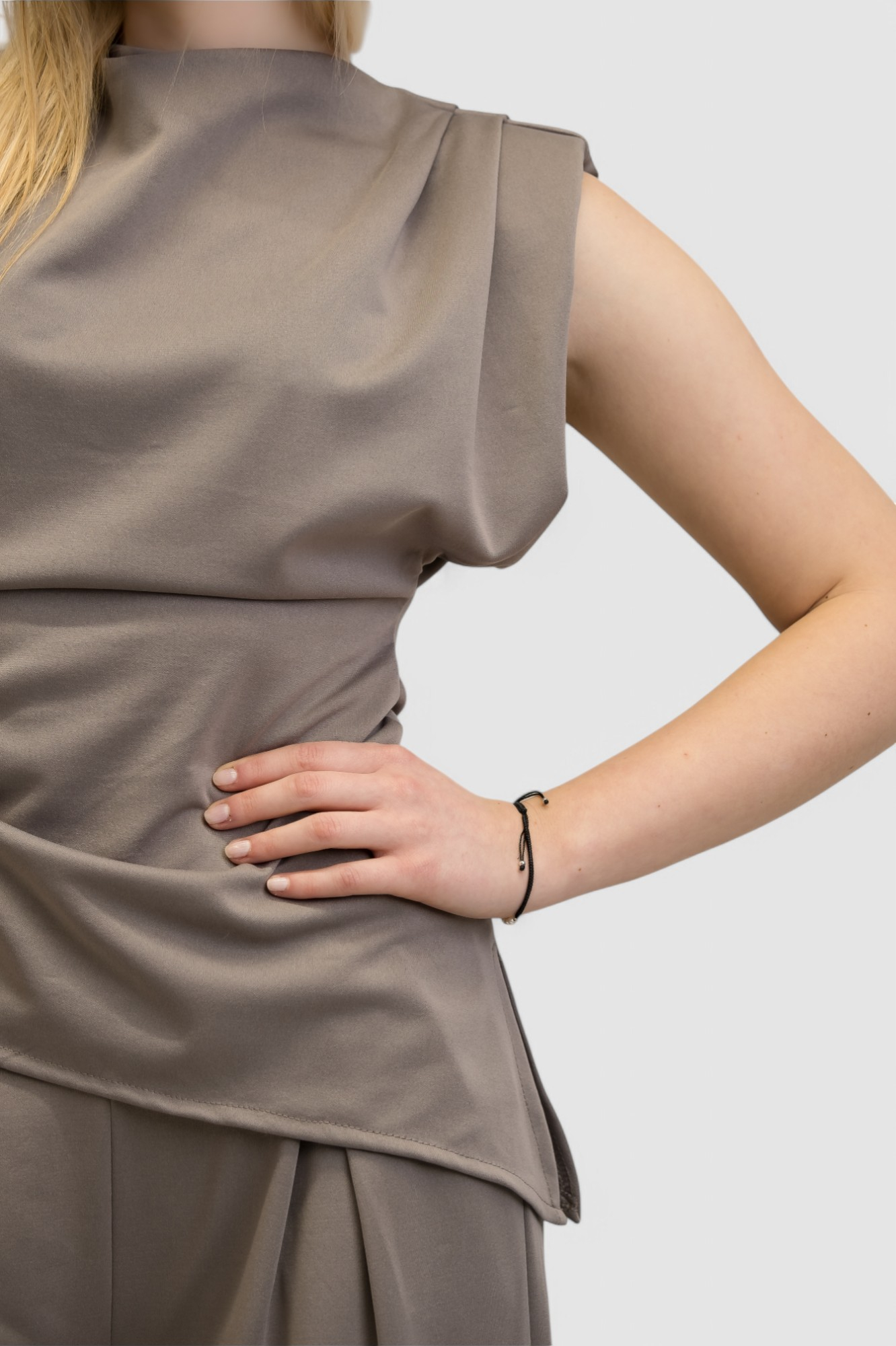 Ženski svijetlo sivi komplet s asimetričnim topom Francine