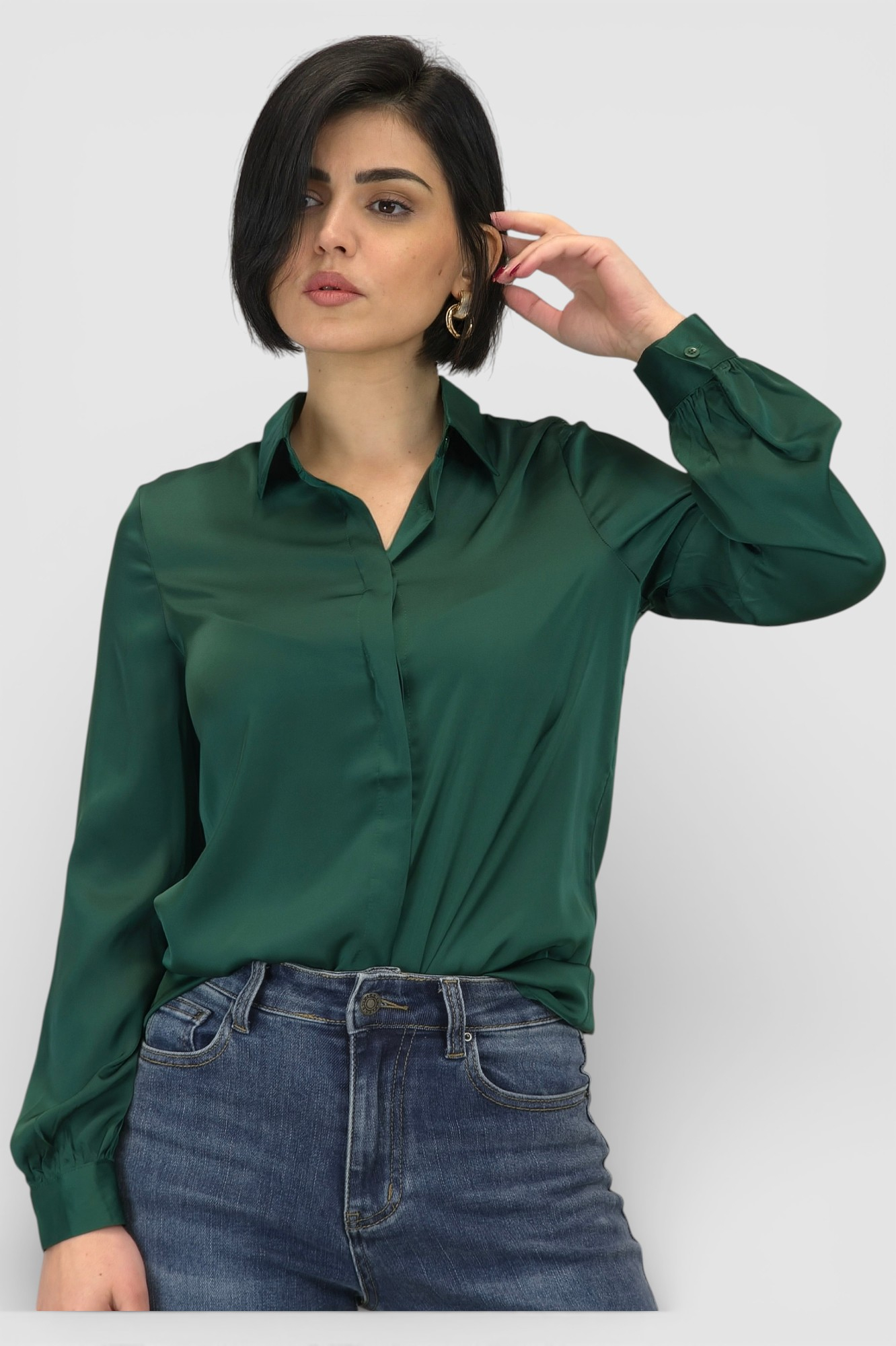 Ženska satenska košulja Fianna u smaragdno zelenoj boji s diskretnim sjajem