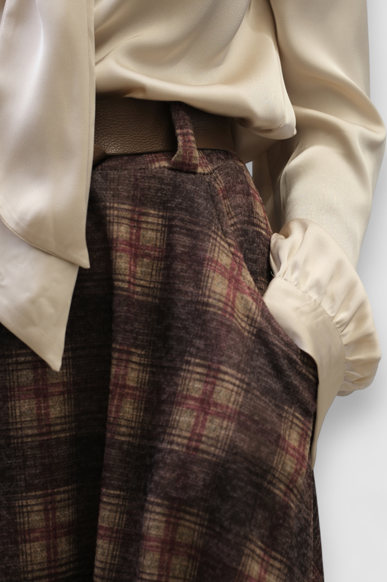 Ženska satenska košulja Ivania u bež boji s ukrasnom kravatom, bez kopčanja