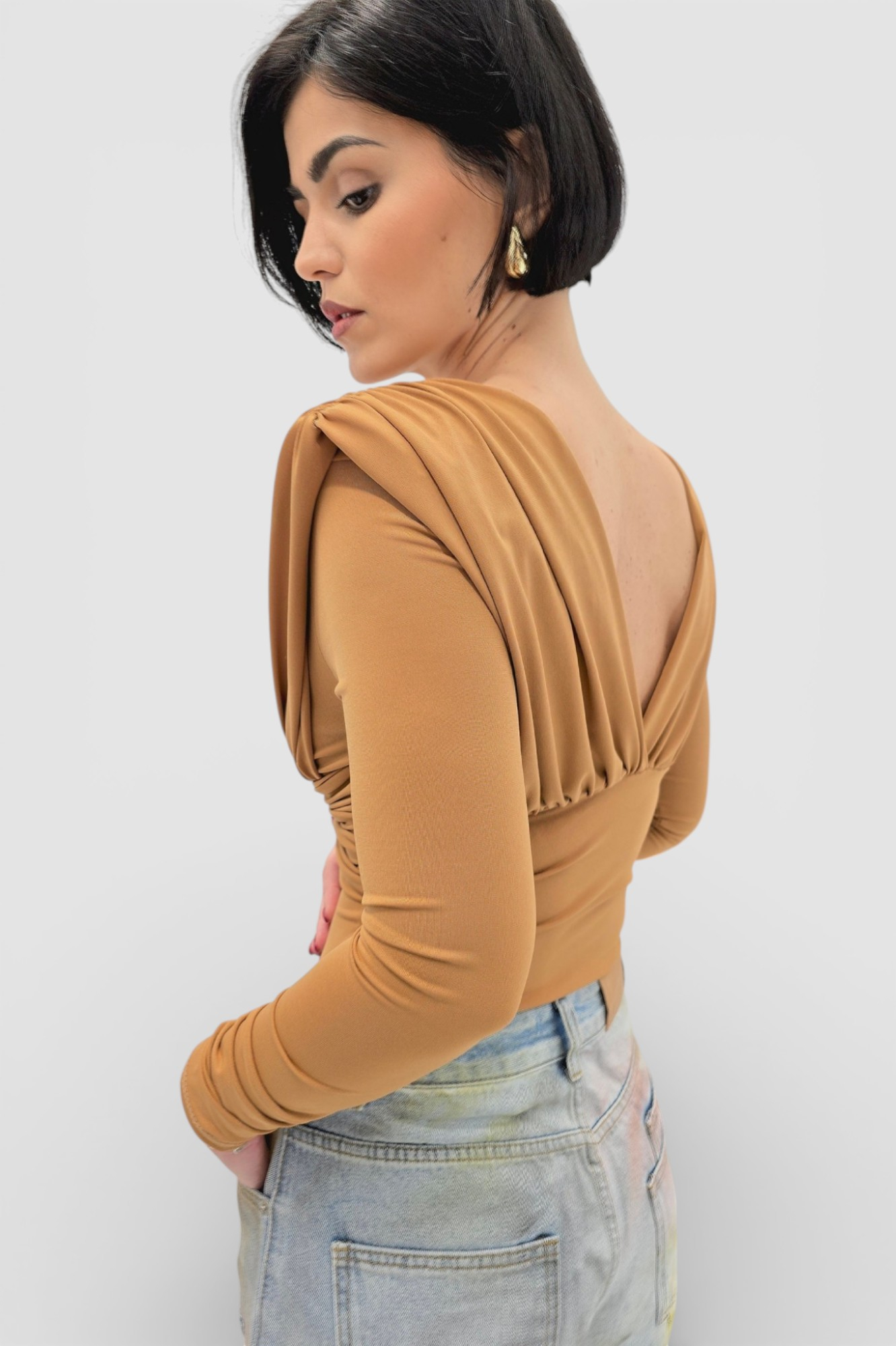 Majica Etta u camel boji s naborima i  jastučićima na ramenima