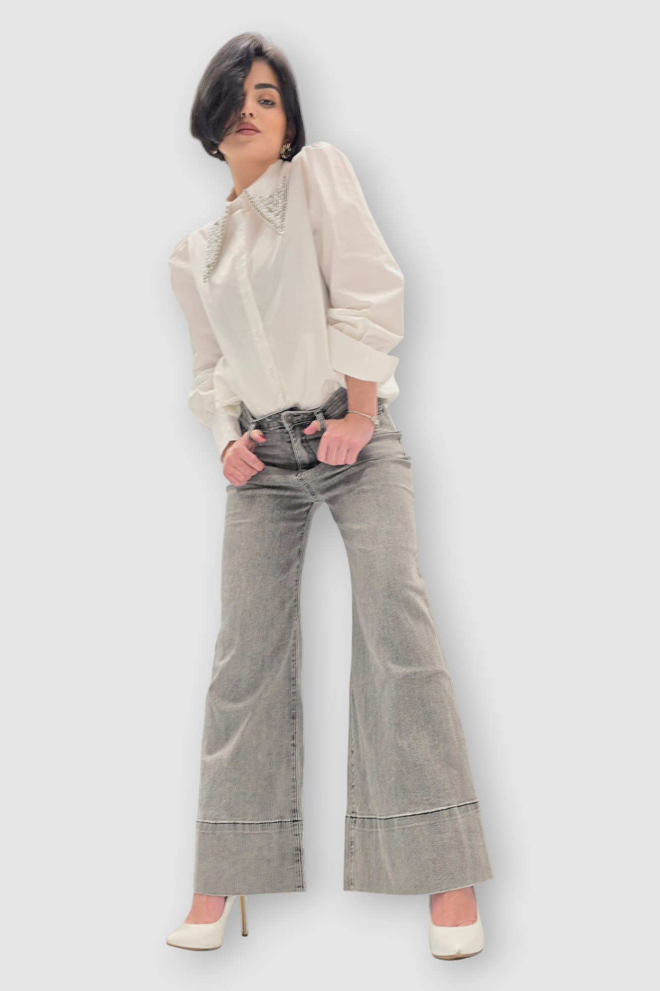 Ženska bijela košulja Belen dugih rukava ukrašena biserima i kristalima na kragni