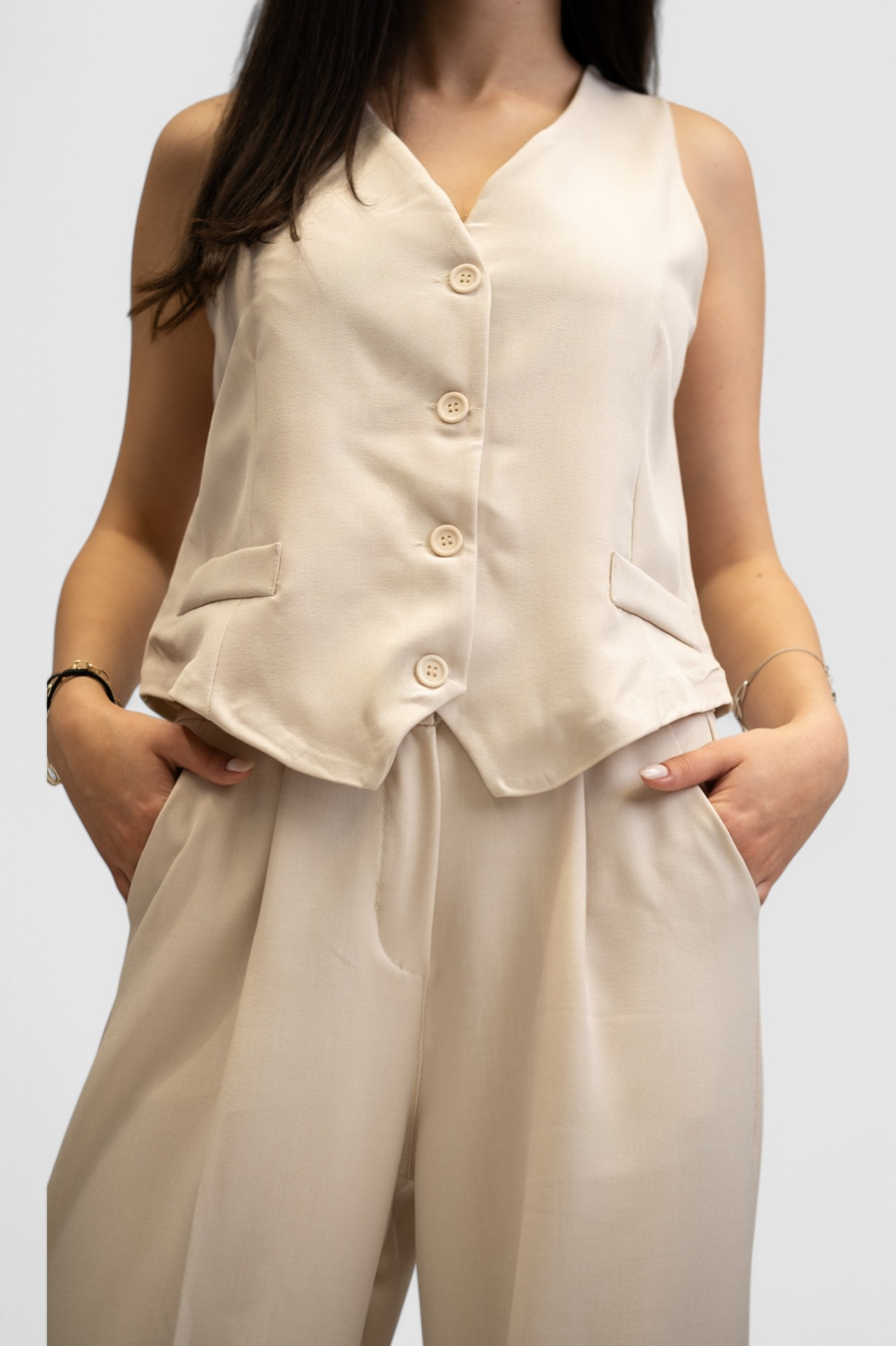 Žensko bež odijelo sa prslukom Chantal