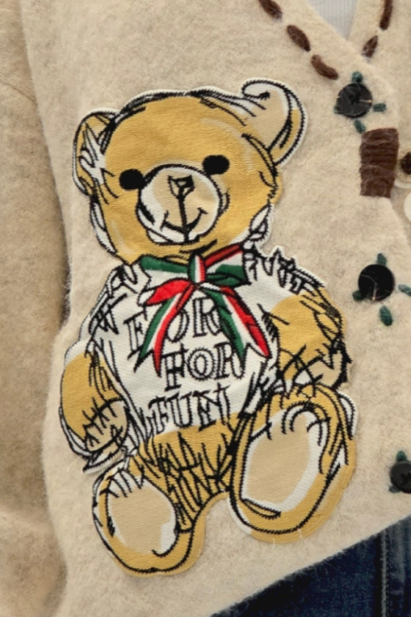 Ženski bež džemper na kopčanje Bindi s V-izrezom i aplikacijom medvjedića