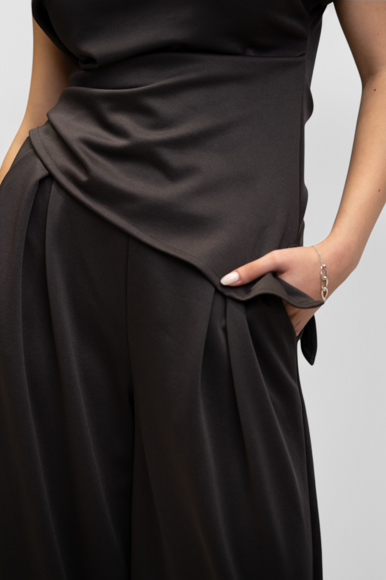 Ženski tamno sivi komplet s asimetričnim topom Francine